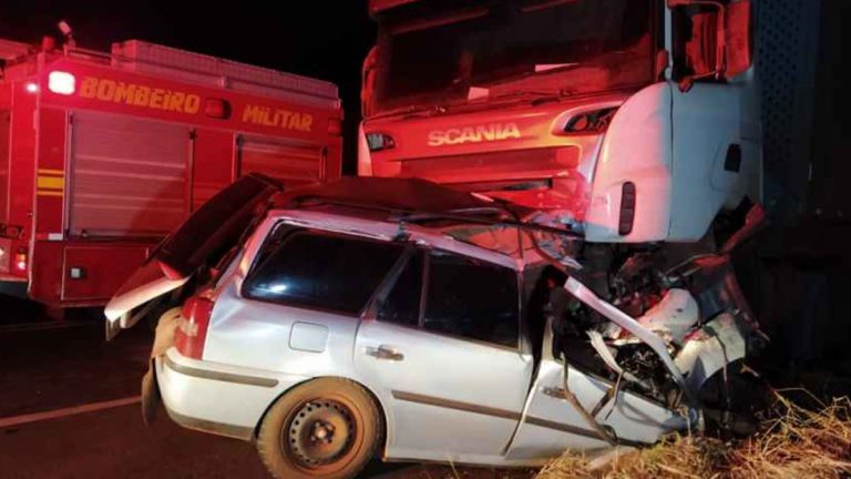 Colisão entre carro e carreta mata cinco pessoas da mesma família em rodovia de MS
