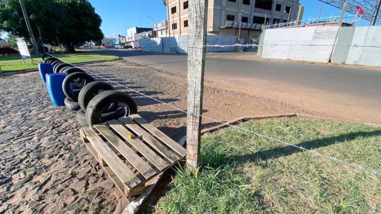 Exército paraguaio coloca arame farpado nas travessias da fronteira com o Brasil em combate à covid-19