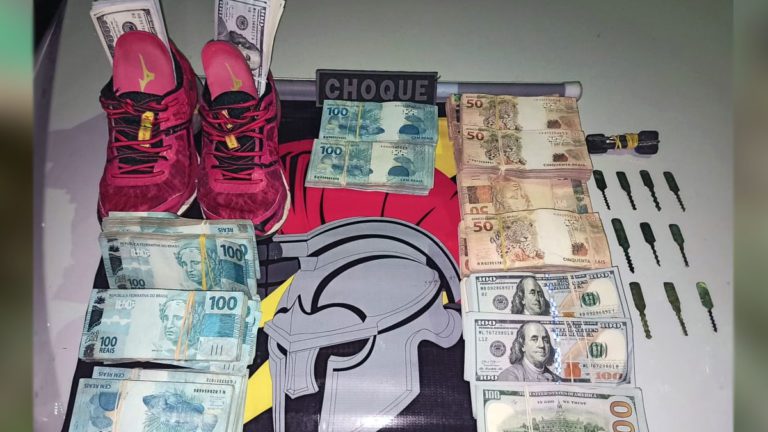 Dupla flagrada com quase meio milhão de reais em ônibus na BR-262 é presa e tentam subornar policiais