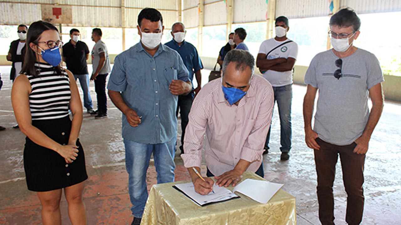 prefeito assina ordem de serviço