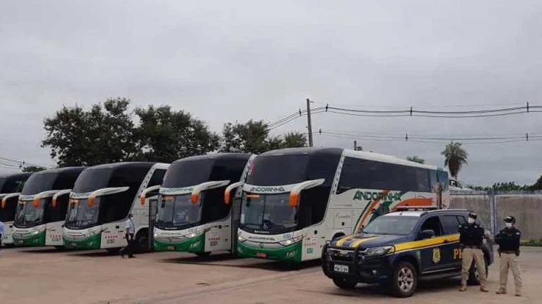 PRF faz escolta de ônibus com brasileiros repatriados da Bolívia até São Paulo