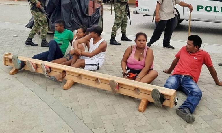 Na Colômbia, cidadãos são presos pelos pés por desrespeito a quarentena