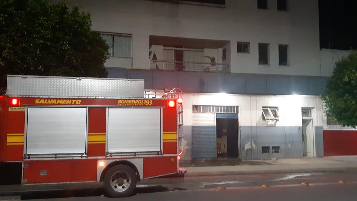 Bombeiros combatem incêndio em conveniência na rua Cabral