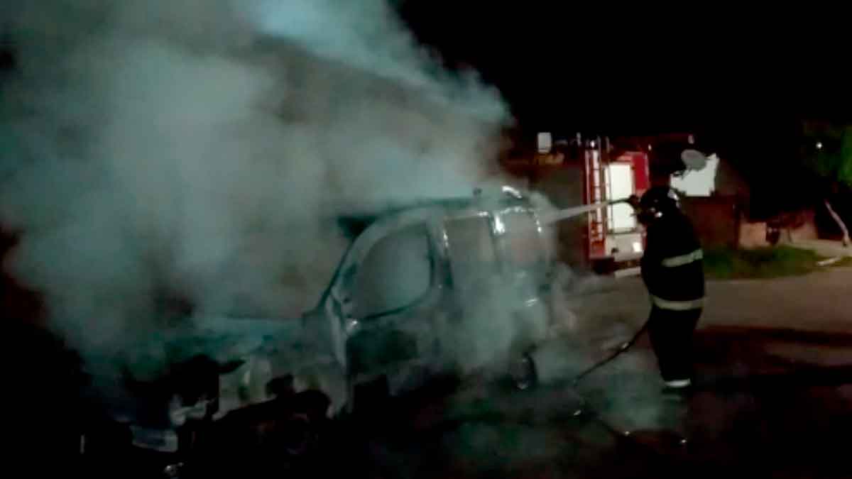 Incêndio destrói carro estacionado no bairro Ceac em Ladário