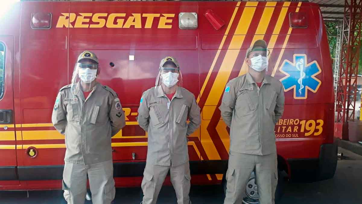 IFMS faz doação de protetores faciais ao quartel dos Bombeiros de Corumbá