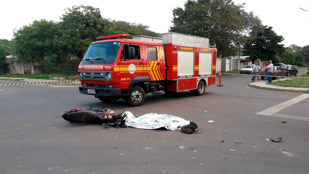 Motociclista morre após colidir com caminhão no Popular Nova