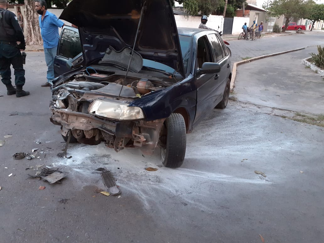 Após colidir em kombi, motorista abandona carro em chamas, foge em bicicleta e acaba atropelado