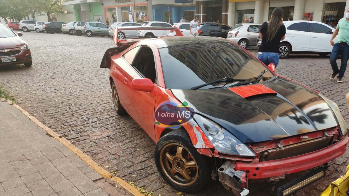 Leia mais sobre o artigo Motorista bate veículos ao tentar estacionar no centro de Corumbá