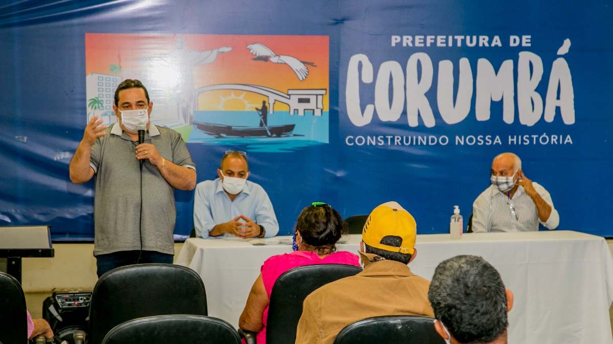 Você está visualizando atualmente Em ano eleitoral, pré-candidato pega carona em entrega de títulos do Governo para assentados em Corumbá | Opinião
