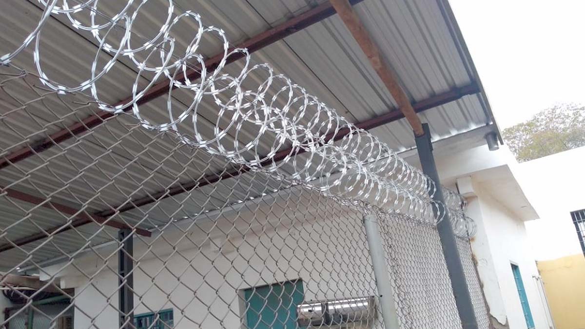 Leia mais sobre o artigo Presídio de Corumbá recebe cobertura de telas de metal nos solários e instalação de concertinas