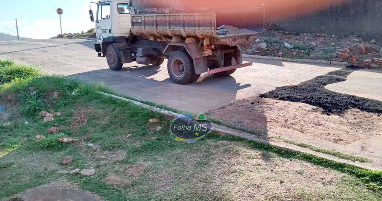 Você está visualizando atualmente Sem empresa para manutenção de vias, prefeitura faz reparos com asfalto de saquinho em Corumbá