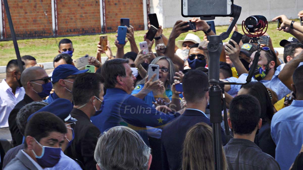 Leia mais sobre o artigo Sem máscara e em meio aglomeração, Bolsonaro cumprimenta apoiadores em Corumbá