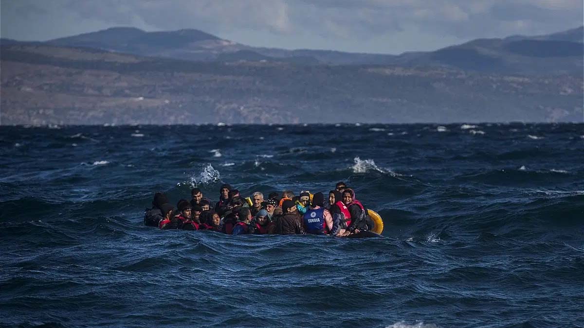 Você está visualizando atualmente Grécia expulsou e deixou pelo menos 1.072 refugiados em botes à deriva, diz jornal