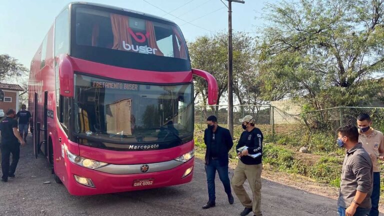 Setor de Posturas apreende e multa ônibus da Buser em Corumbá