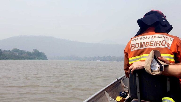 Crianças de 3 anos estão desaparecidas após colisão de barcos no rio Paraguai