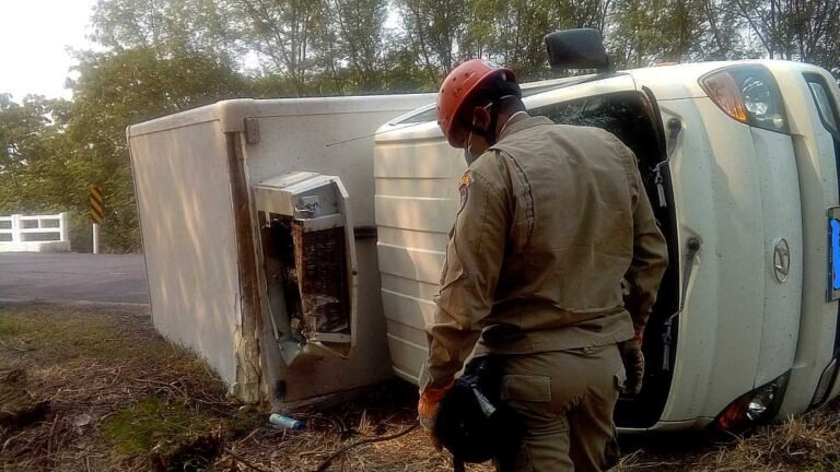 Caminhão frigorífico tomba na BR-262; ninguém ficou ferido