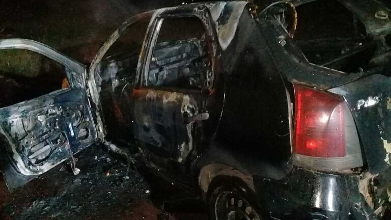 Bombeiros combatem incêndio em veículo no Previsul