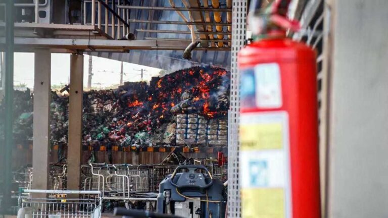 Combate a incêndio em atacadista da Capital já passa de 12 horas