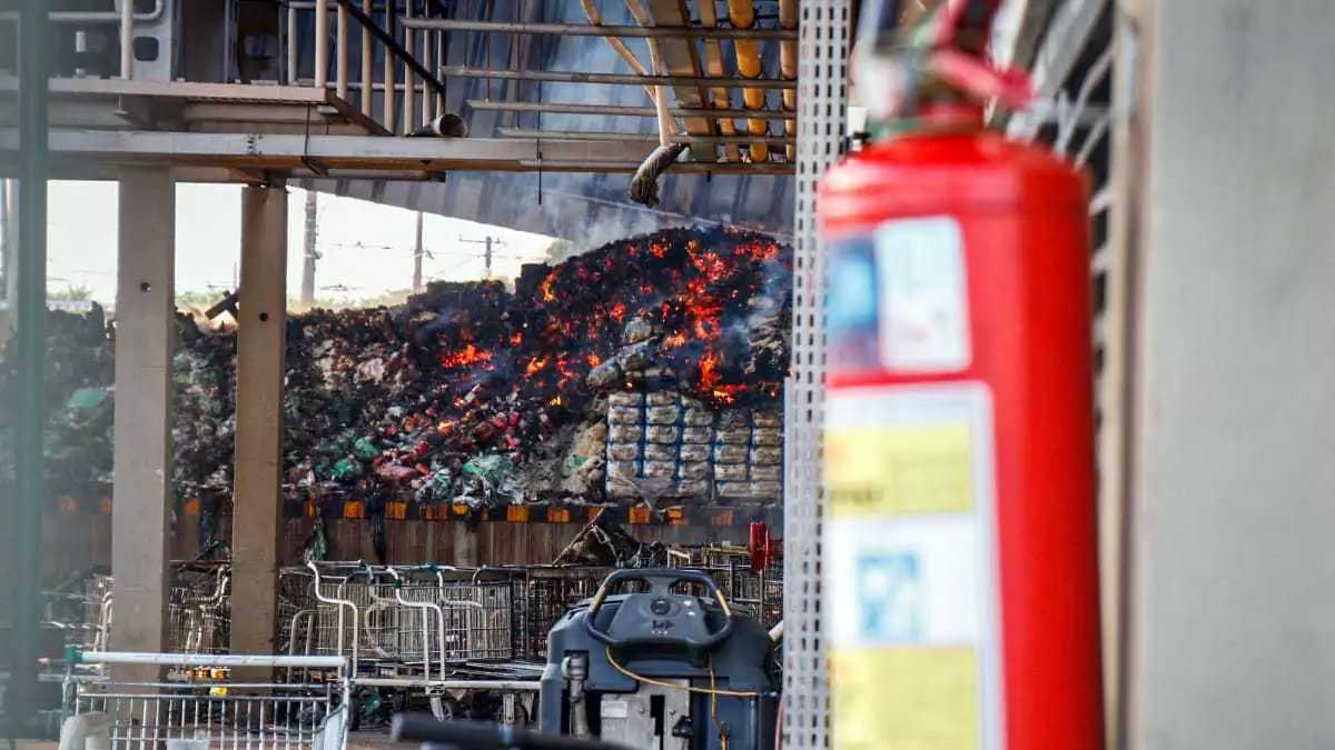 Leia mais sobre o artigo Combate a incêndio em atacadista da Capital já passa de 12 horas