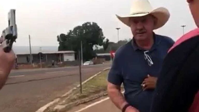 Prefeito é preso após ameaçar moradores com arma em MS | Vídeo