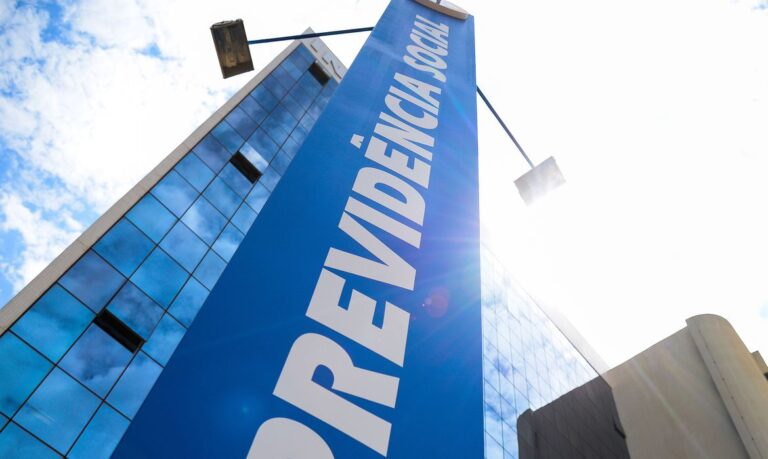 Segurados com NIS finais 5 e 0 recebem primeira parcela do 13º