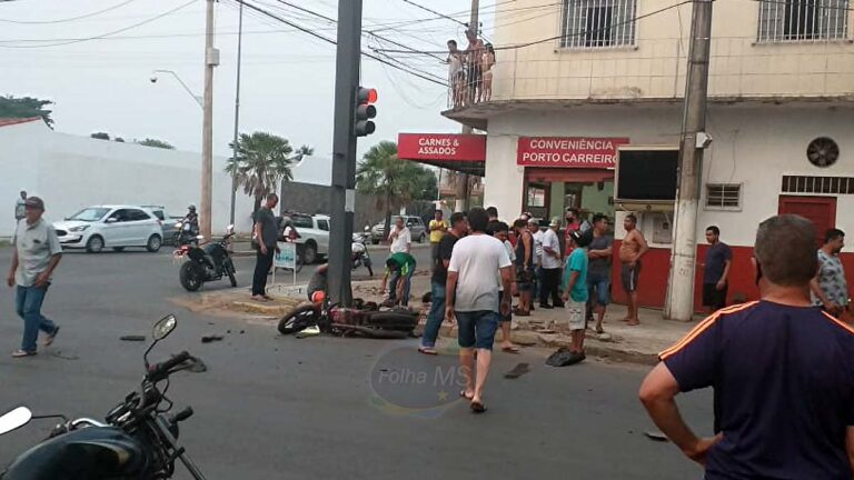 Mulheres ficam gravemente feridas após colisão entre carro e moto no centro