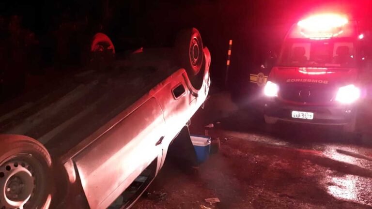 Carro com três pessoas capota em estrada vicinal próximo da BR-262