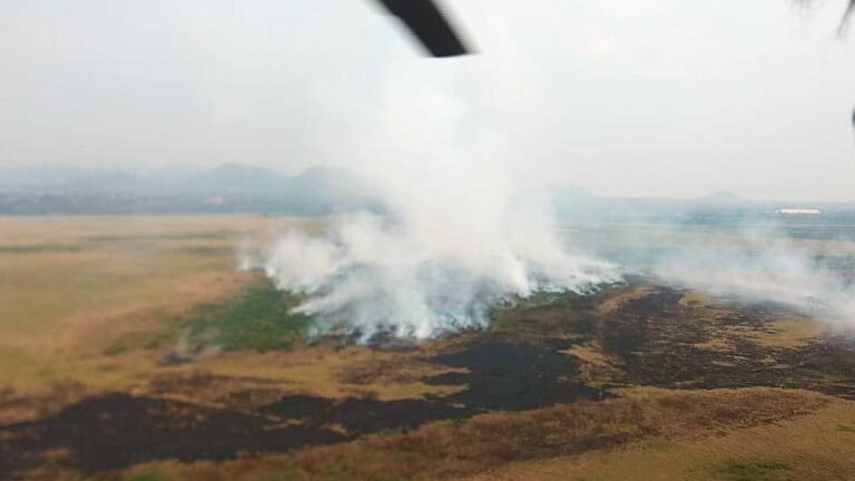 Com uso de aeronaves, bombeiros controlam incêndio na fronteira com a Bolívia