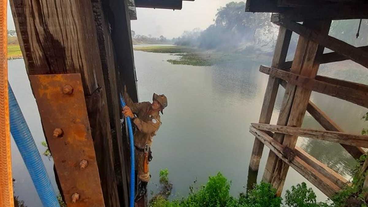Você está visualizando atualmente Ação rápida dos bombeiros evita destruição de mais uma ponte no Pantanal