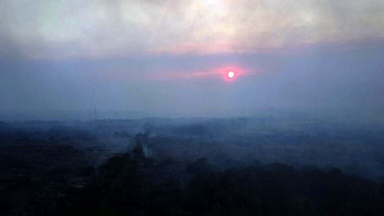 Combate intenso e chuva extinguem maioria das queimadas, mas Estado mantém vigilância da área