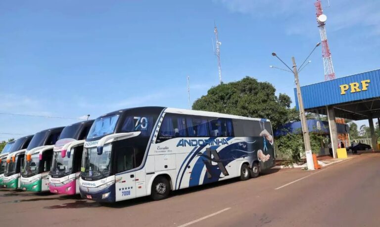 PRF intercepta comboio de seis ônibus com bolivianos na BR-262