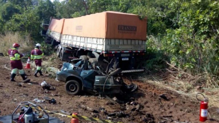 Motorista bate de frente com carreta e morre decapitado na BR-163