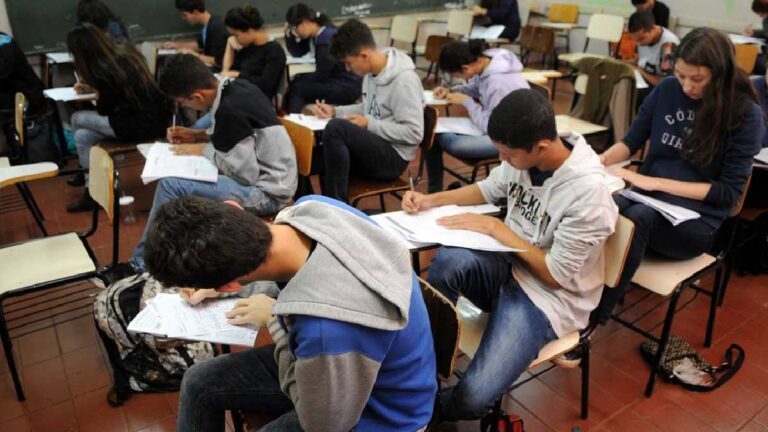 Candidatos infectados por covid-19 terão nova chance de fazer Enem