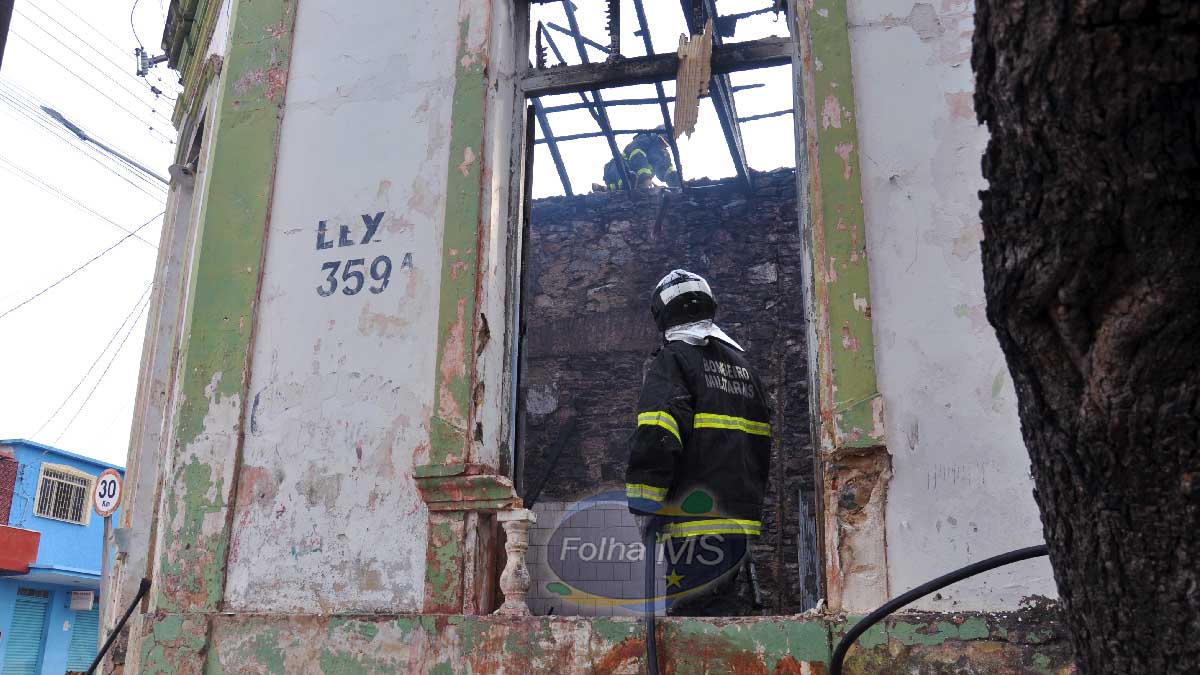 Você está visualizando atualmente Bombeiros combatem incêndio em imóvel abandonado no centro de Corumbá