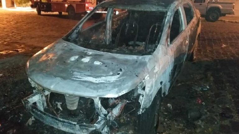 Incêndio em veículo mobiliza equipe dos Bombeiros no centro de Corumbá