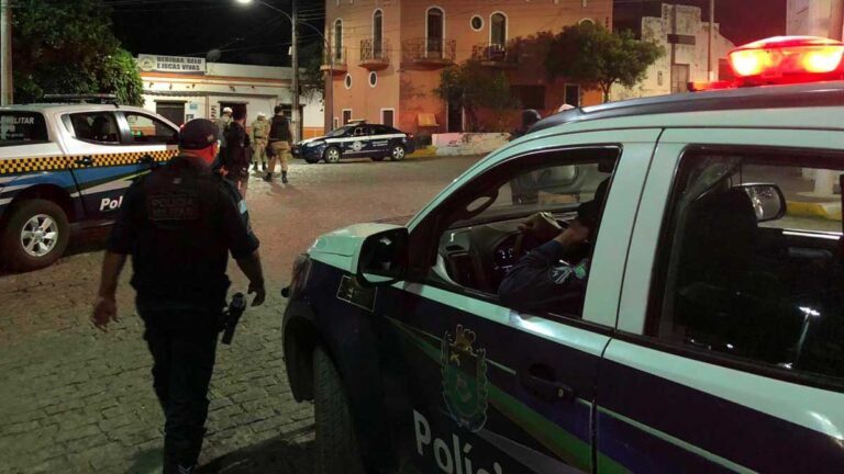 Homem é preso pela PM após tentar assaltar idosa e mostrar órgão sexual para crianças