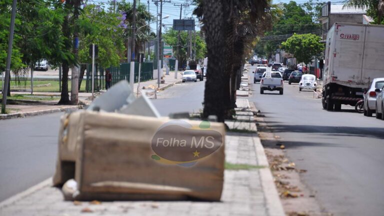 Sem coleta, lixo e entulho se acumulam em principal rua na região central de Corumbá