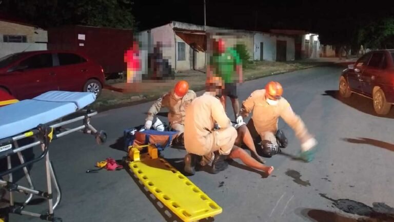 Mulher sofre corte na perna após queda de moto