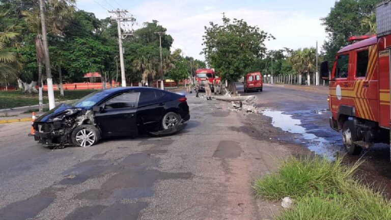 Motorista bate em poste e sai ileso de acidente no Universitário