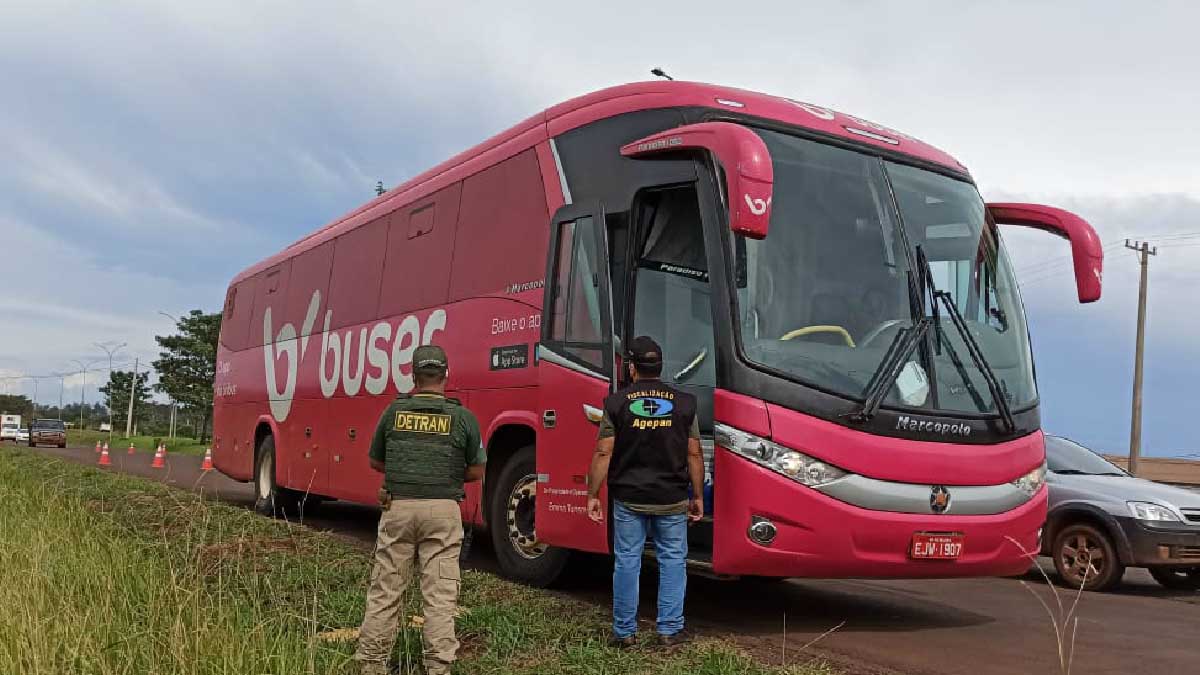 Você está visualizando atualmente Com documentação vencida e sem vistoria, ônibus clandestino que seguia para Corumbá é multado pela Agepan