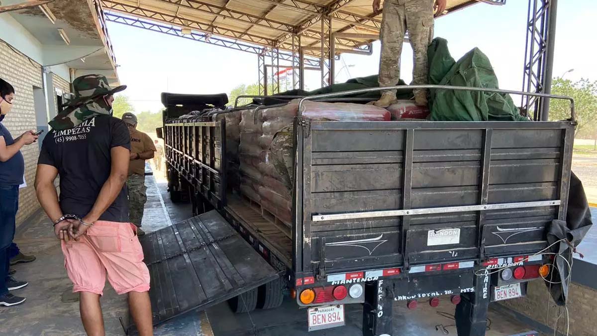 Você está visualizando atualmente Caminhão com cimento vindo da Bolívia transportava 114 quilos de cocaína