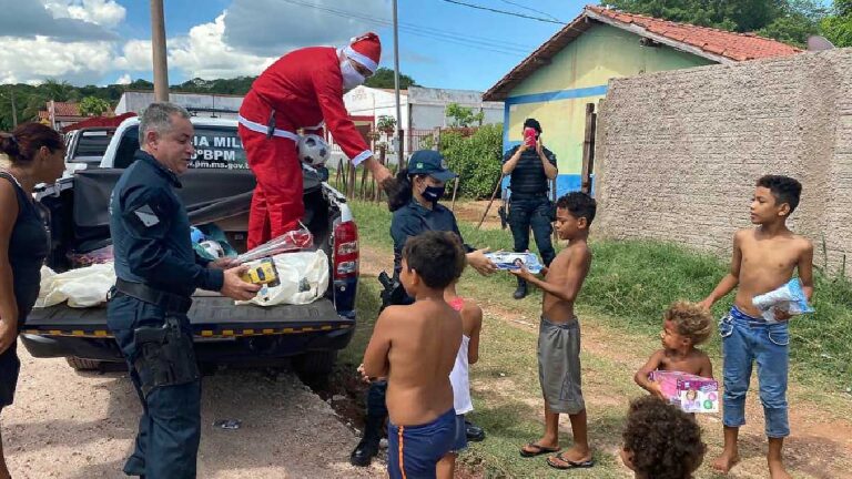 Polícia Militar realiza distribuição de brinquedos para crianças carentes em Corumbá e Ladário