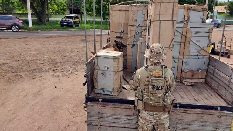 PRF apreende 494 quilos de maconha em dois cofres que seriam levados para a Bahia