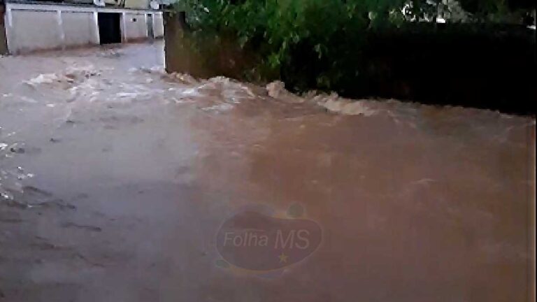 Vídeo: Ruas se transformam em rios após chuva em Corumbá