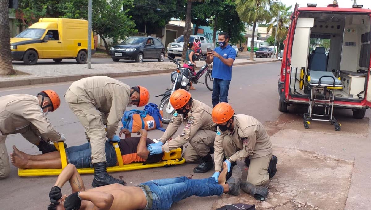 Leia mais sobre o artigo Acidente entre carro e moto deixa duas pessoas feridas no centro de Corumbá