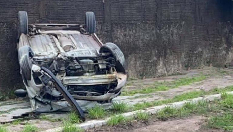 Carro capota e quatro pessoas ficam feridas na região central de Corumbá