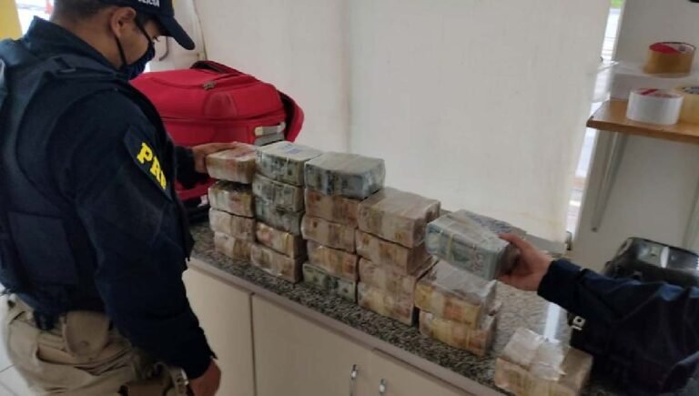 Passageiro de ônibus é flagrado pela PRF com mais de R$ 3 milhões escondidos em bagagens