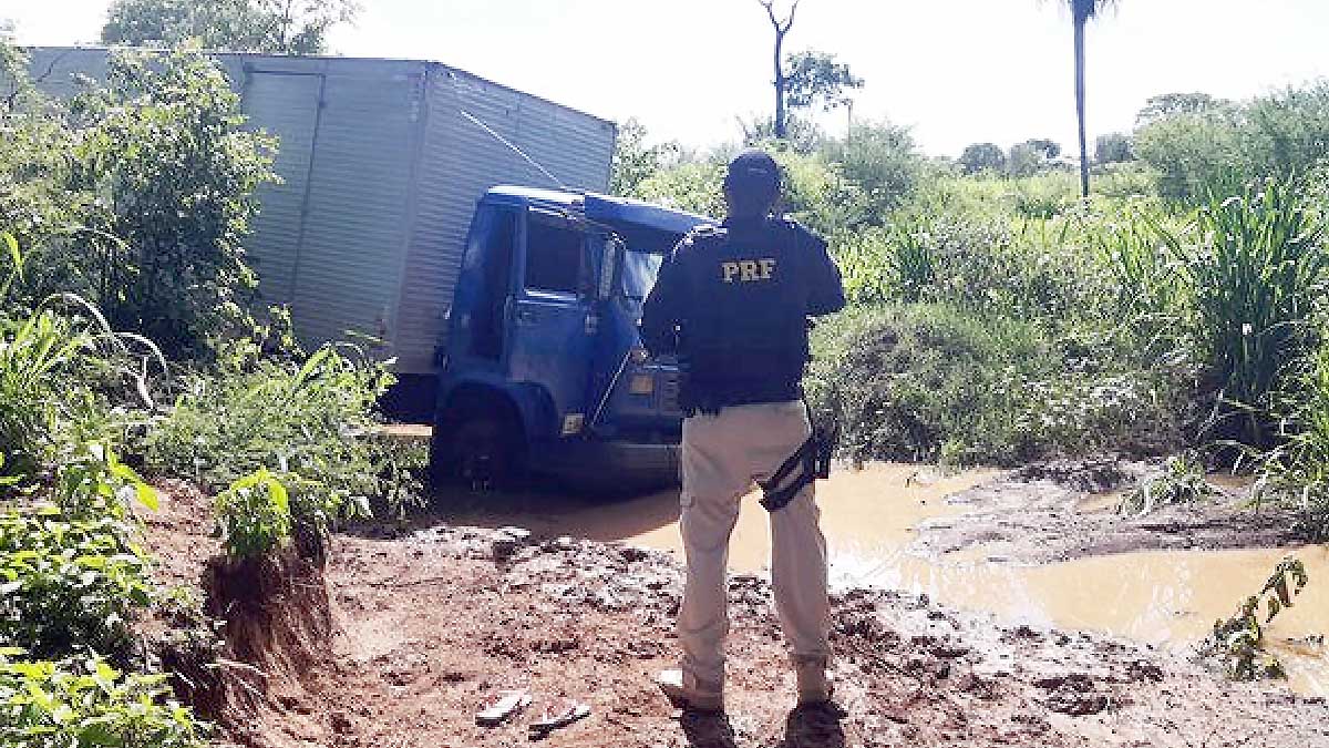 Leia mais sobre o artigo Caminhão roubado em golpe do falso frete é recuperado pela PRF em Corumbá