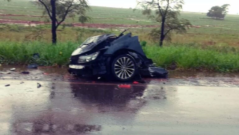 Carro se parte ao meio e motorista morre após colidir com carreta