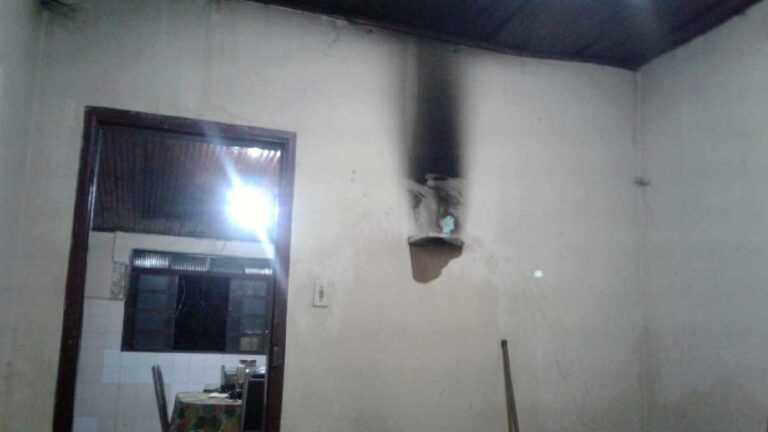 Vela em altar causa princípio de incêndio em residência no centro